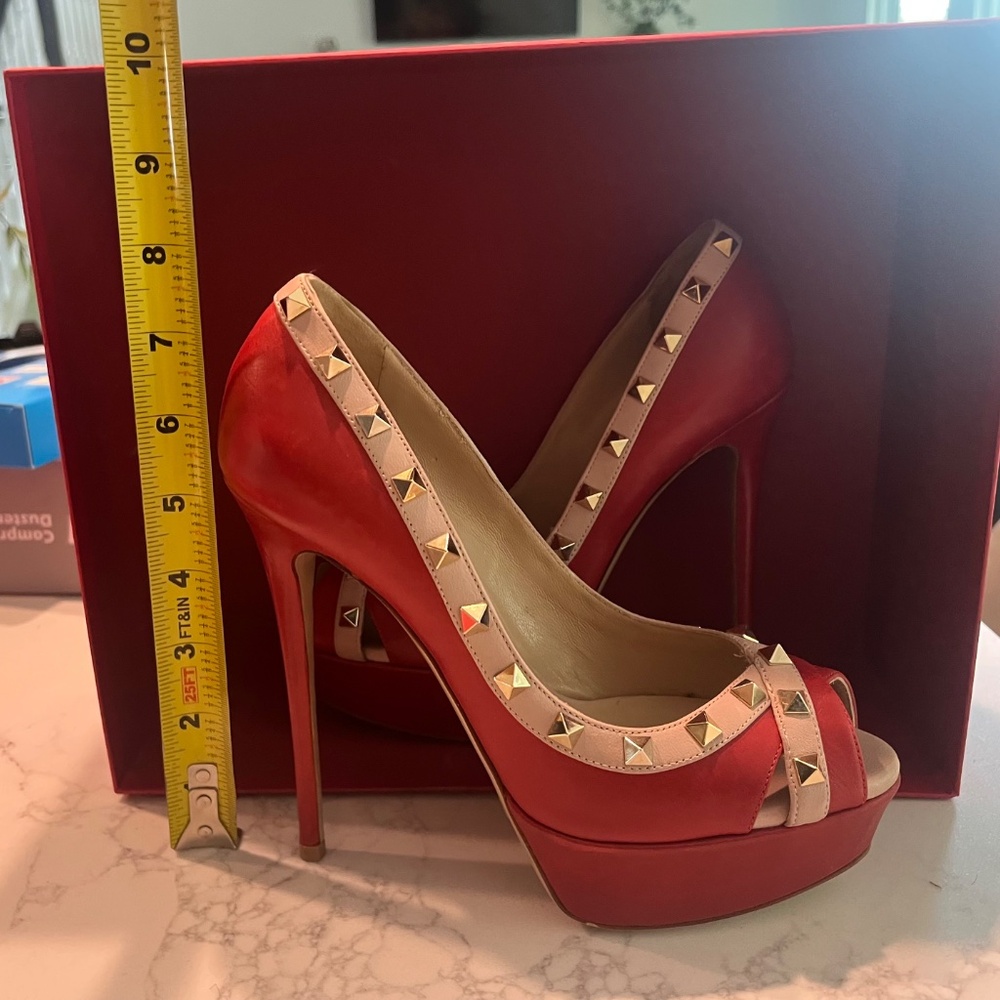 Authentic Valentino NIB Red and Tan Rockstud Stilletos